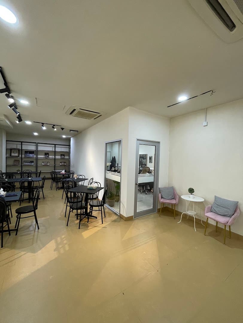 Molly's Cafe & Hidden Aura Salon Spa