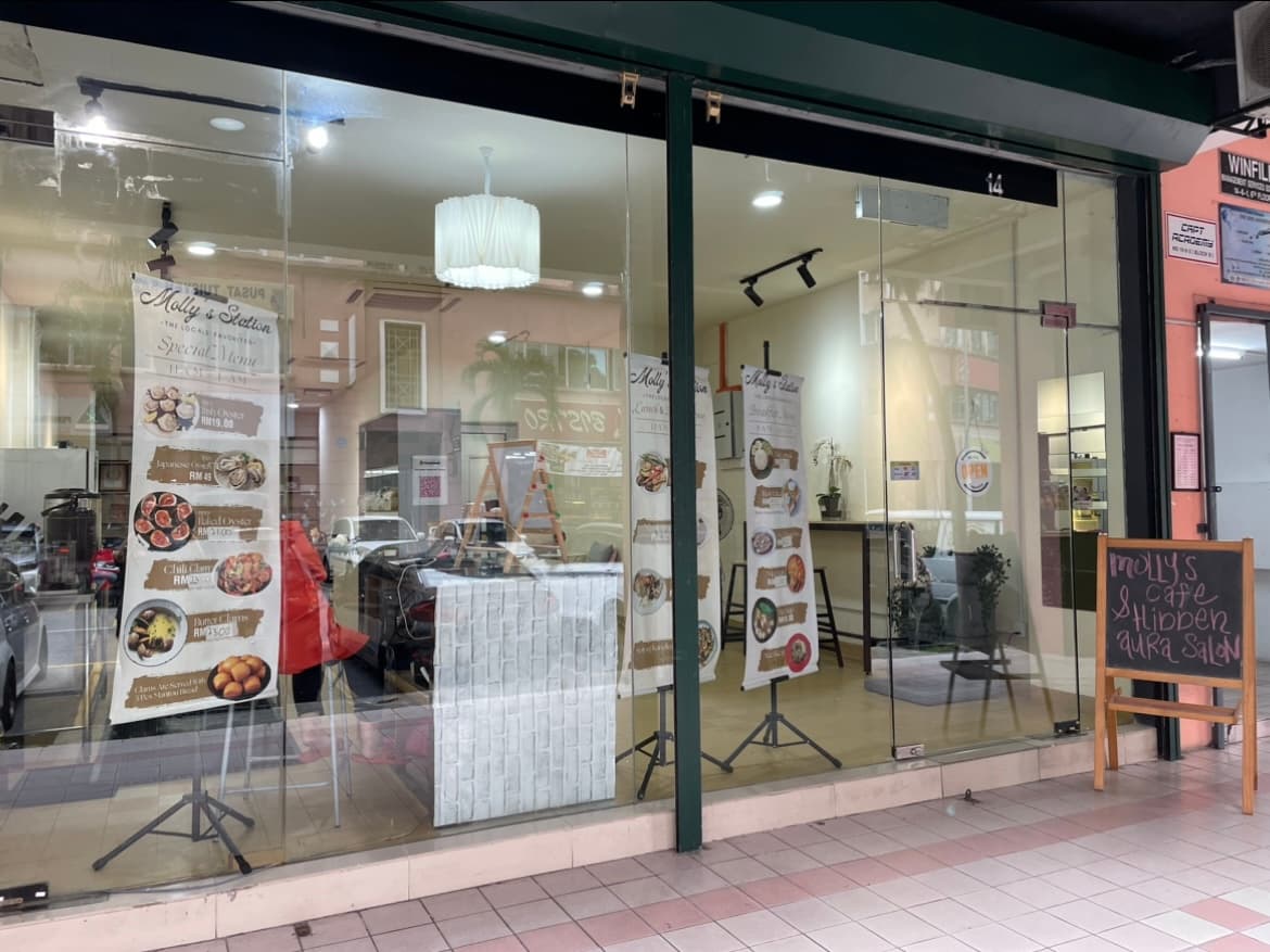 Molly's Cafe & Hidden Aura Salon Spa 3